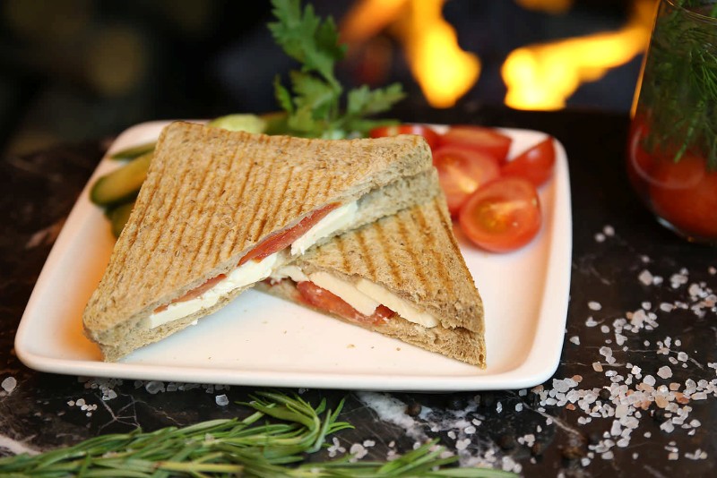 Beyaz Peynirli Domatesli Tost